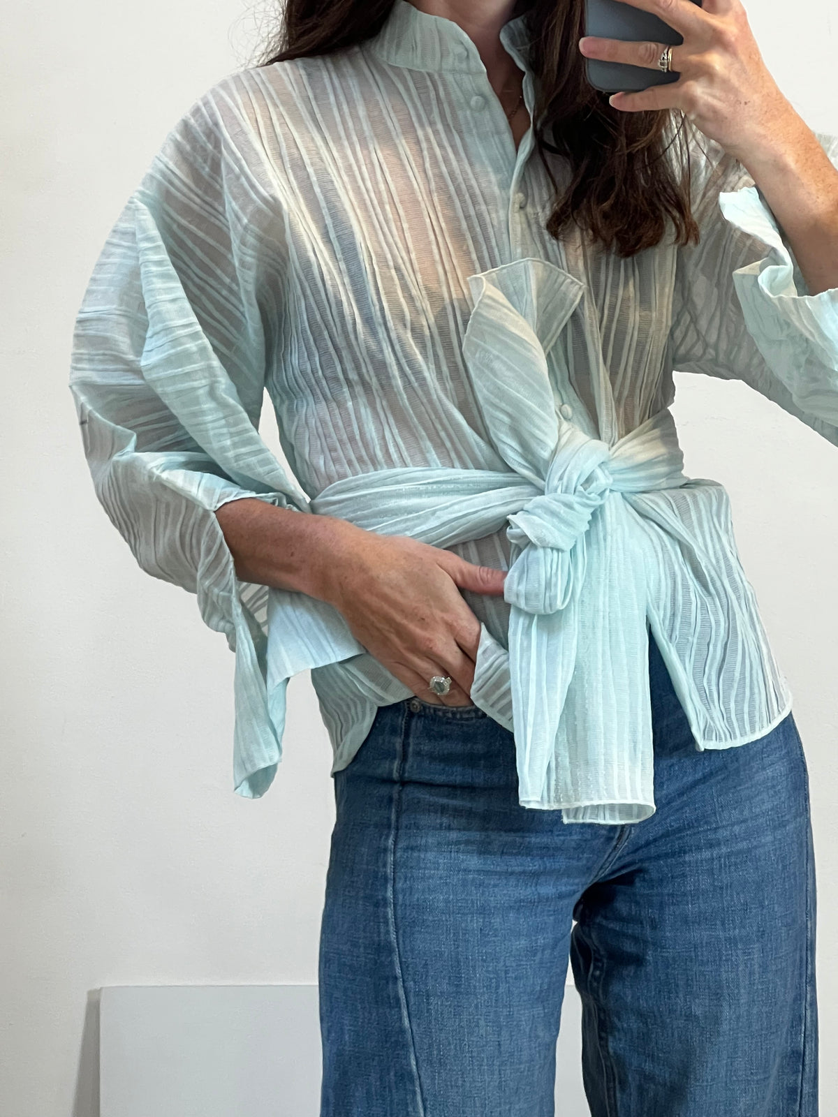 MARIA BARRAGÁN. Blusa azul claro textura lazada