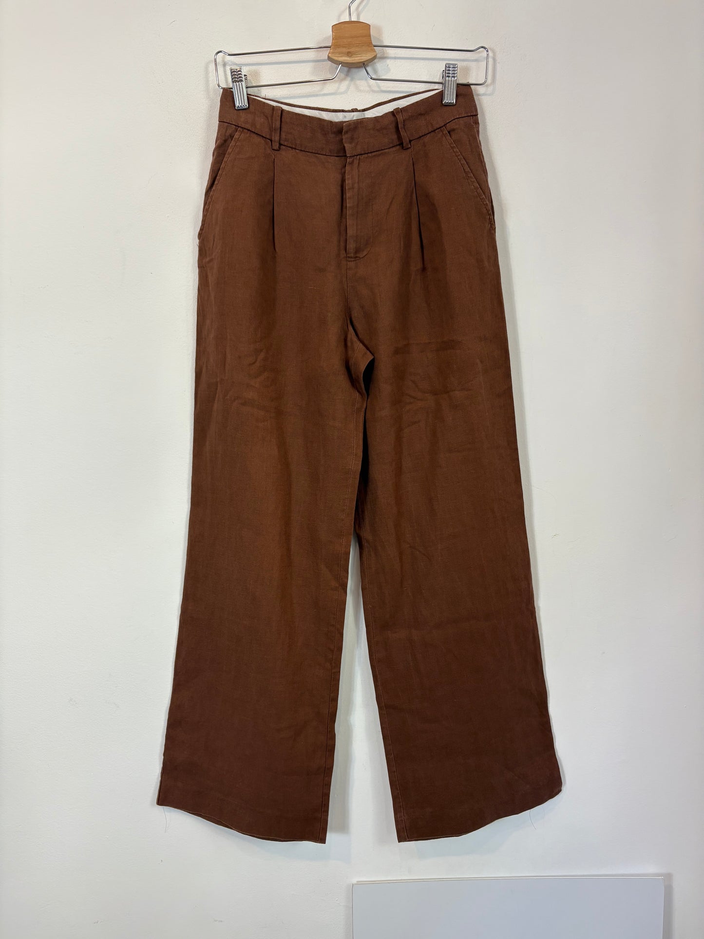 MANGO. Pantalón marrón lino