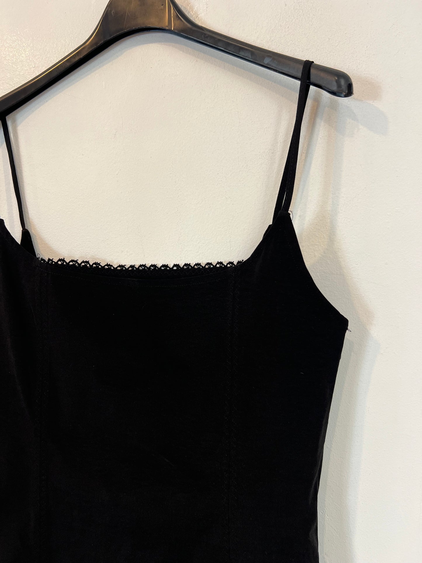 MANGO. Vestido negro corto