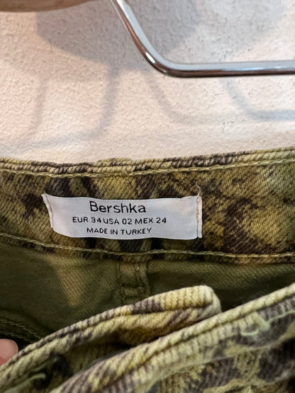 BERSHKA. Green denim skirt. Size XS