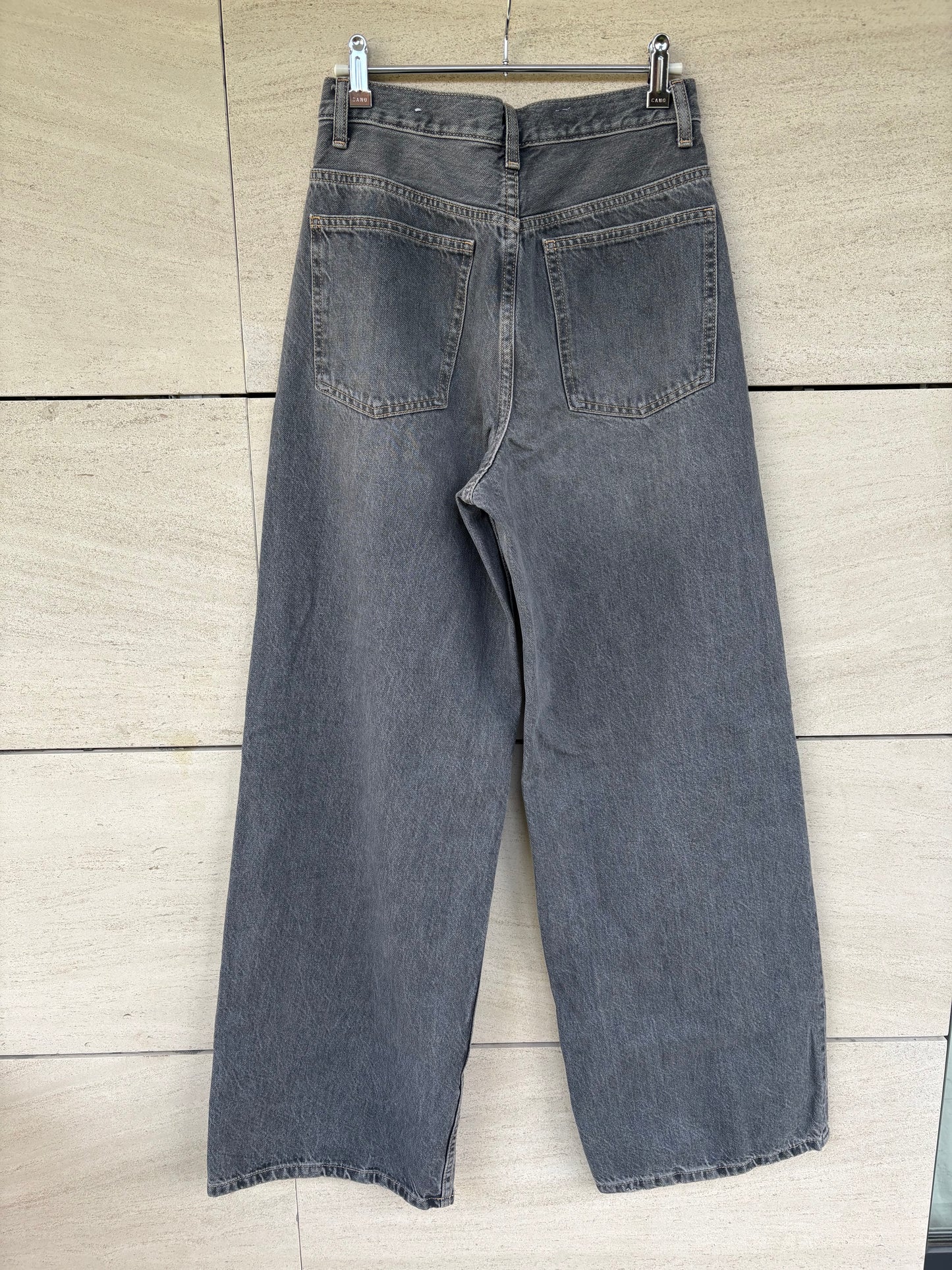 ZARA. Denim gris pata ancha