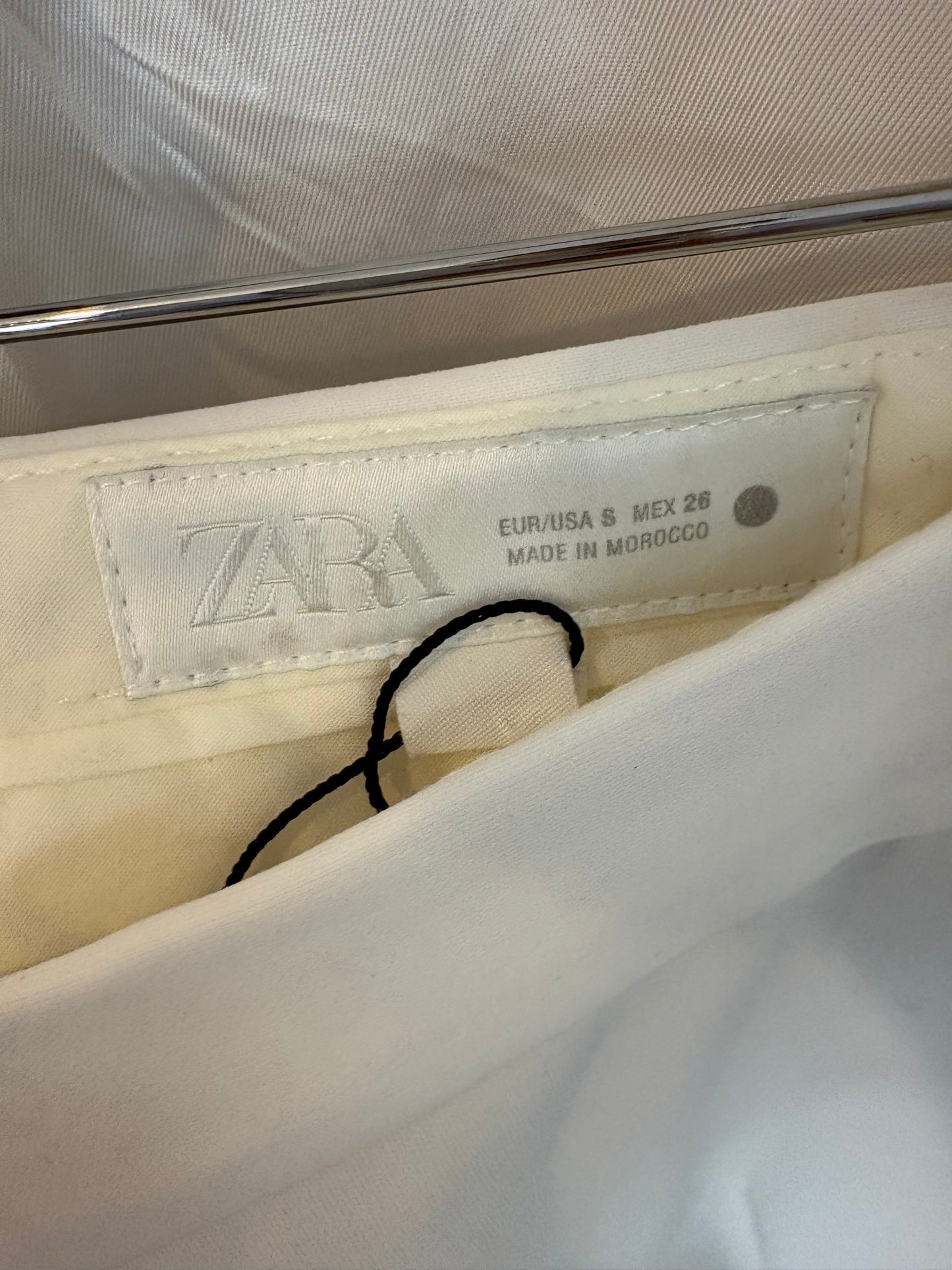 ZARA. Conjunto blanco de chaleco y pantalón