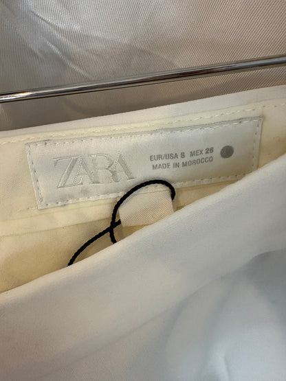 ZARA. Conjunto blanco de chaleco y pantalón