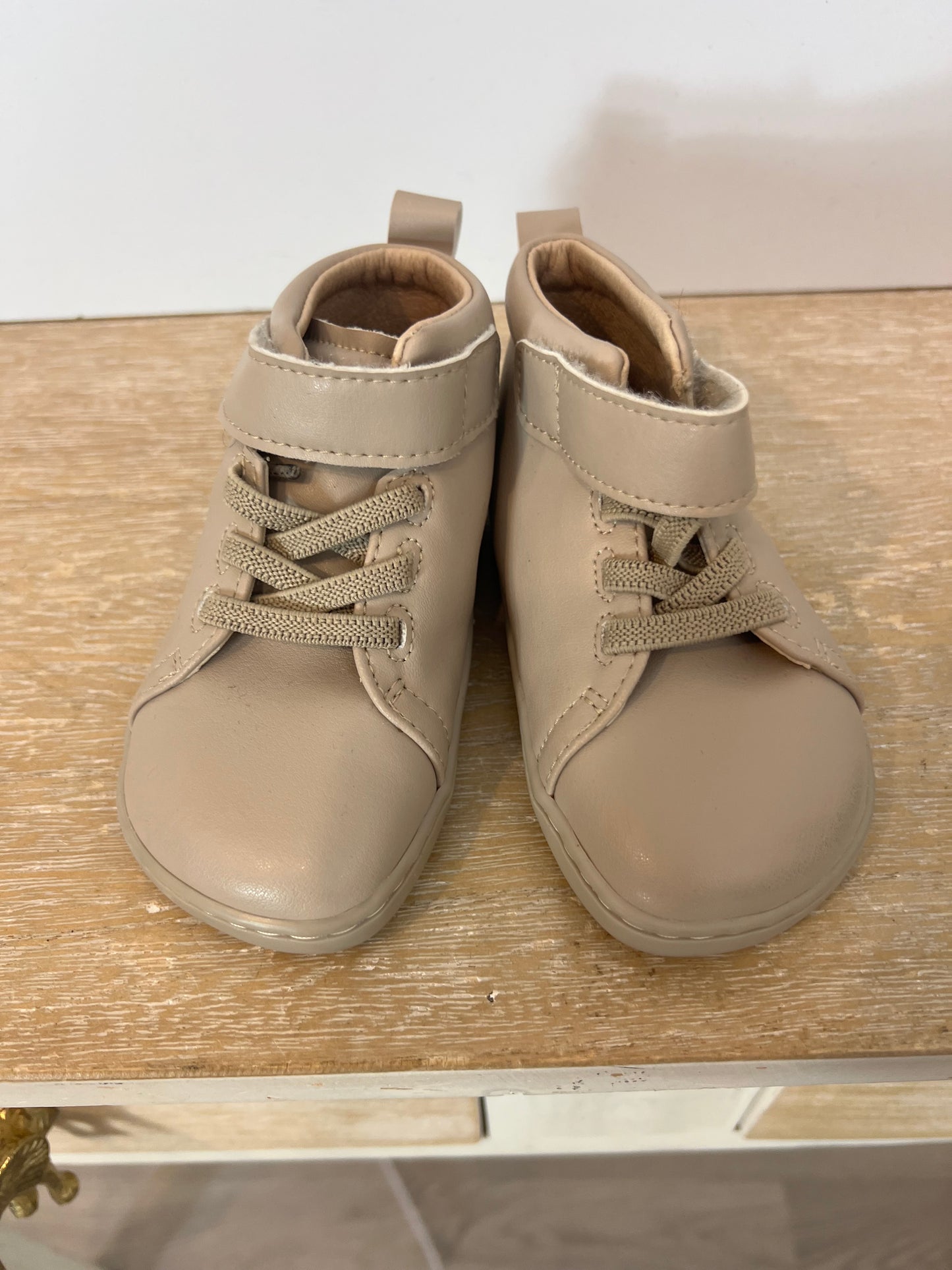 MURIS. Botitas beige goma y velcro T.21