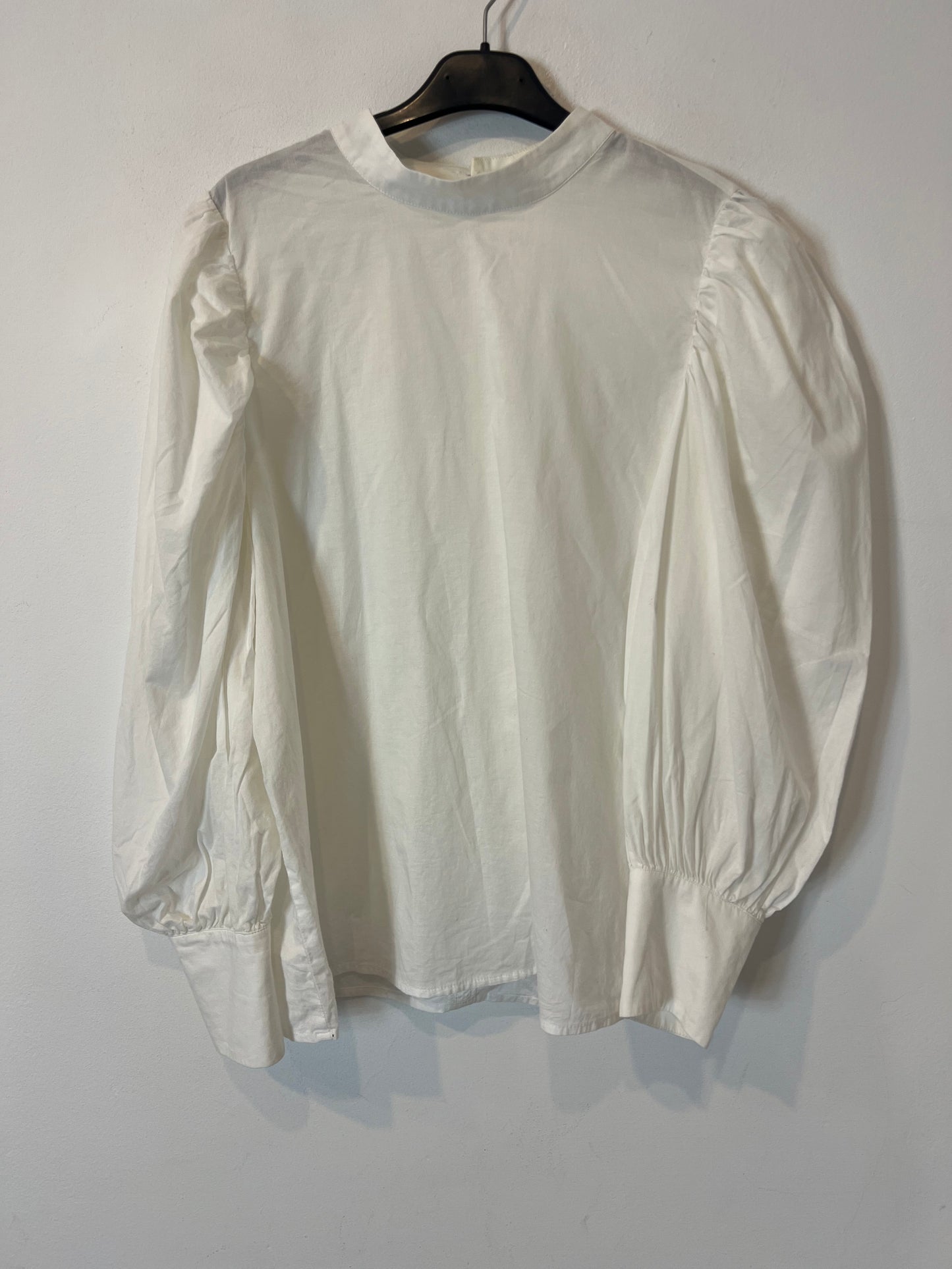 SCALPERS. White blouse with sleeve detail. TM