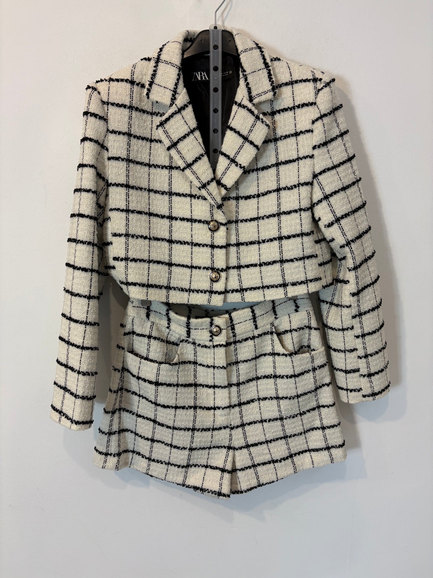 ZARA. Total look tweed blanco y negro