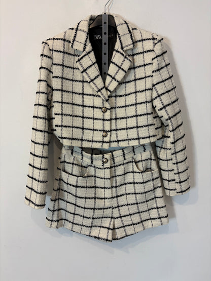 ZARA. Total look tweed blanco y negro