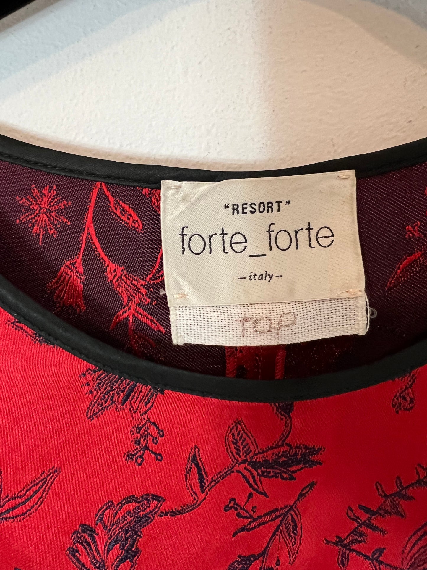 FORTE FORTE. Top rojo bordado negro  T.s