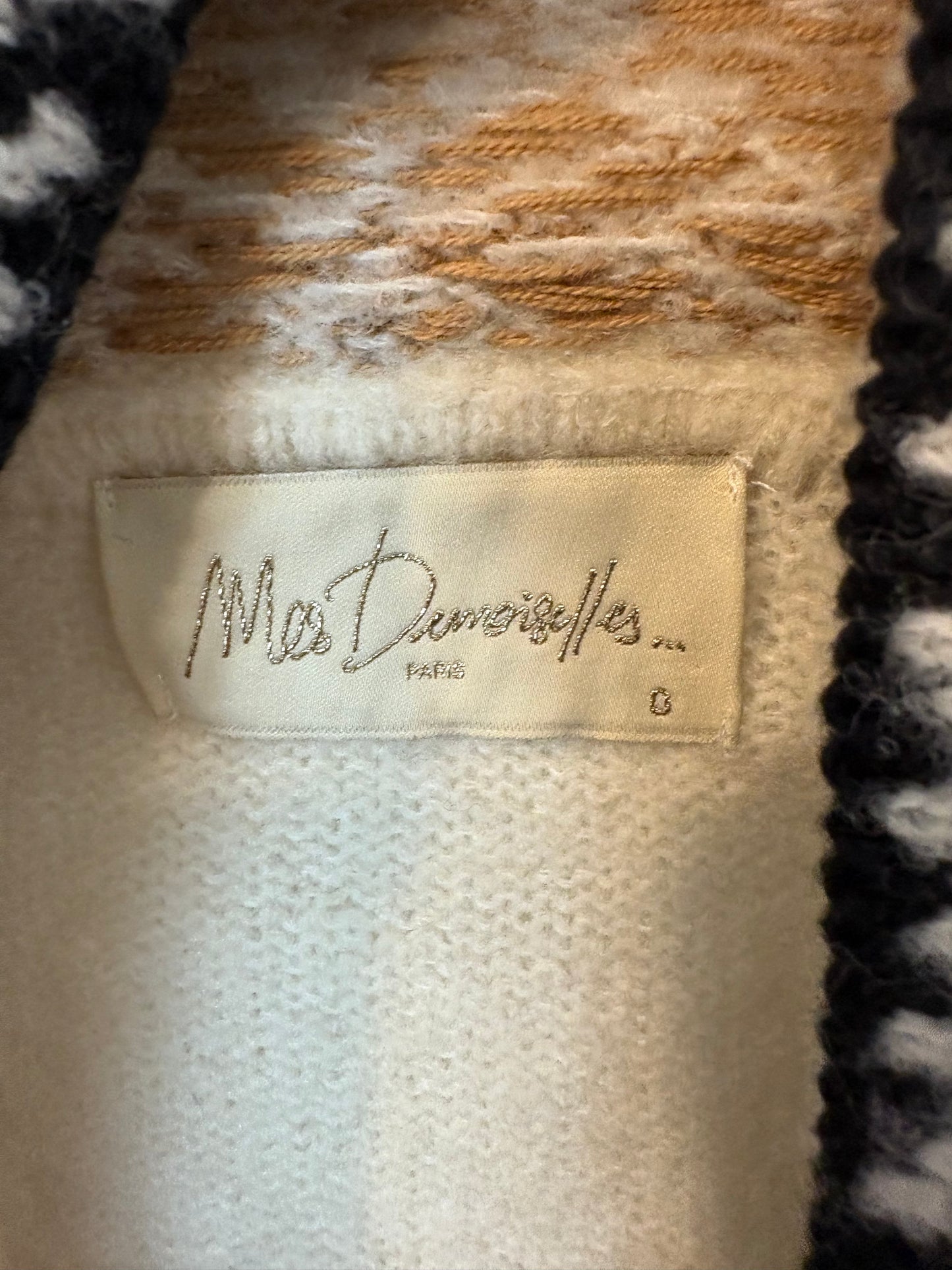 MES DEMOISELLES. Chaqueta punto greca detalles