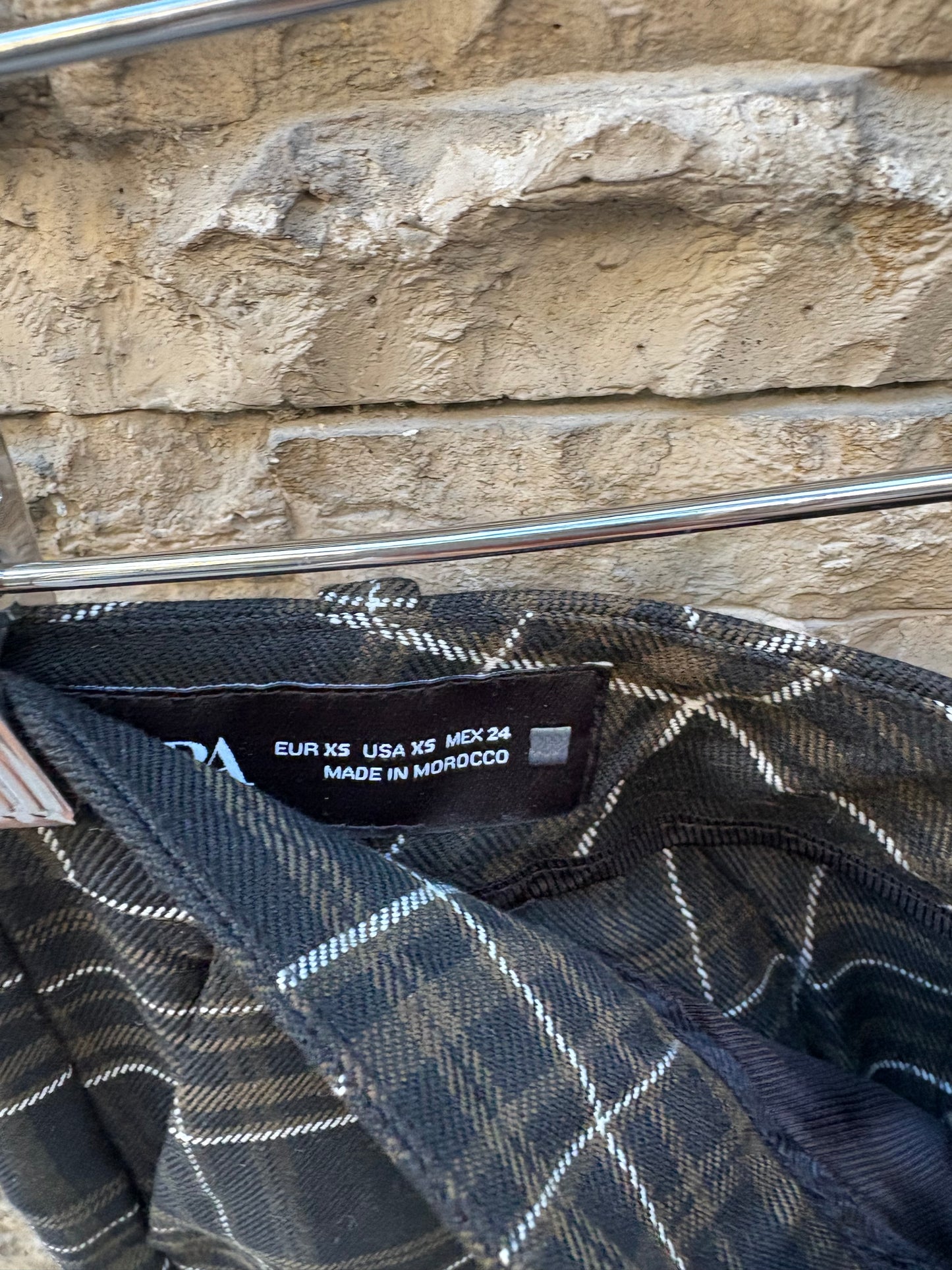 ZARA. Pantalón cuadros botón dorado