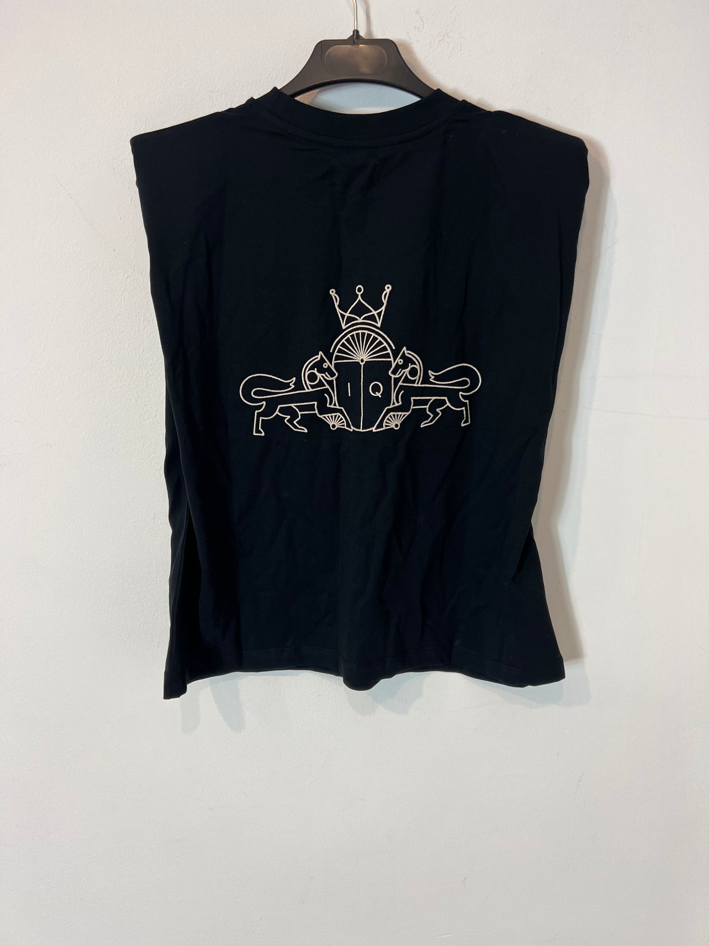 IQ. Camiseta negra detalle espalda. T S