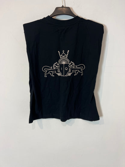 IQ. Camiseta negra detalle espalda. T S