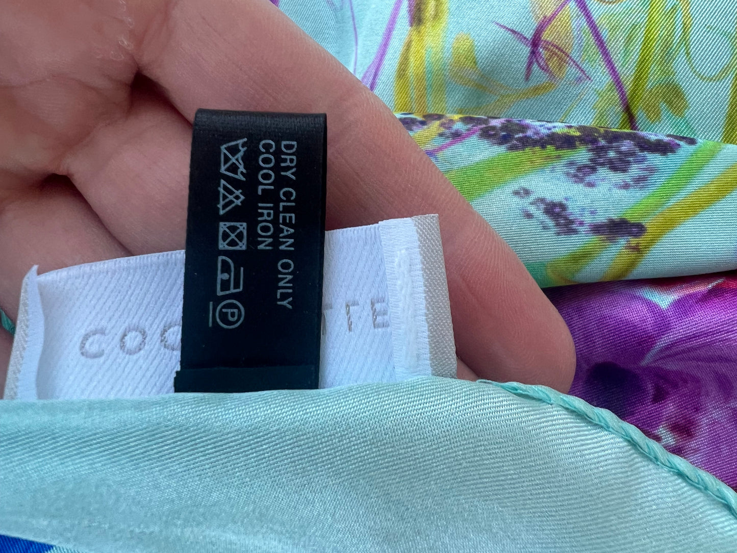 COCCINELLE. Pañuelo seda estampado