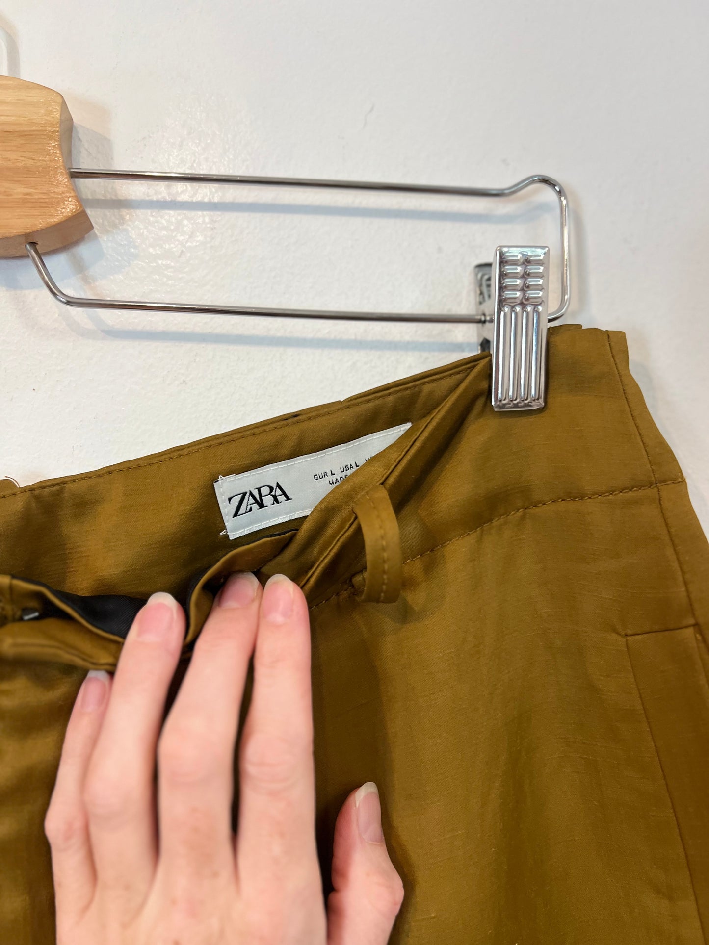 ZARA. Pantalón satinado caqui. T L