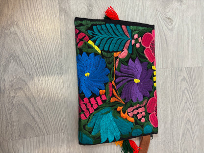 OTRAS. Bolso de mano bordado colores
