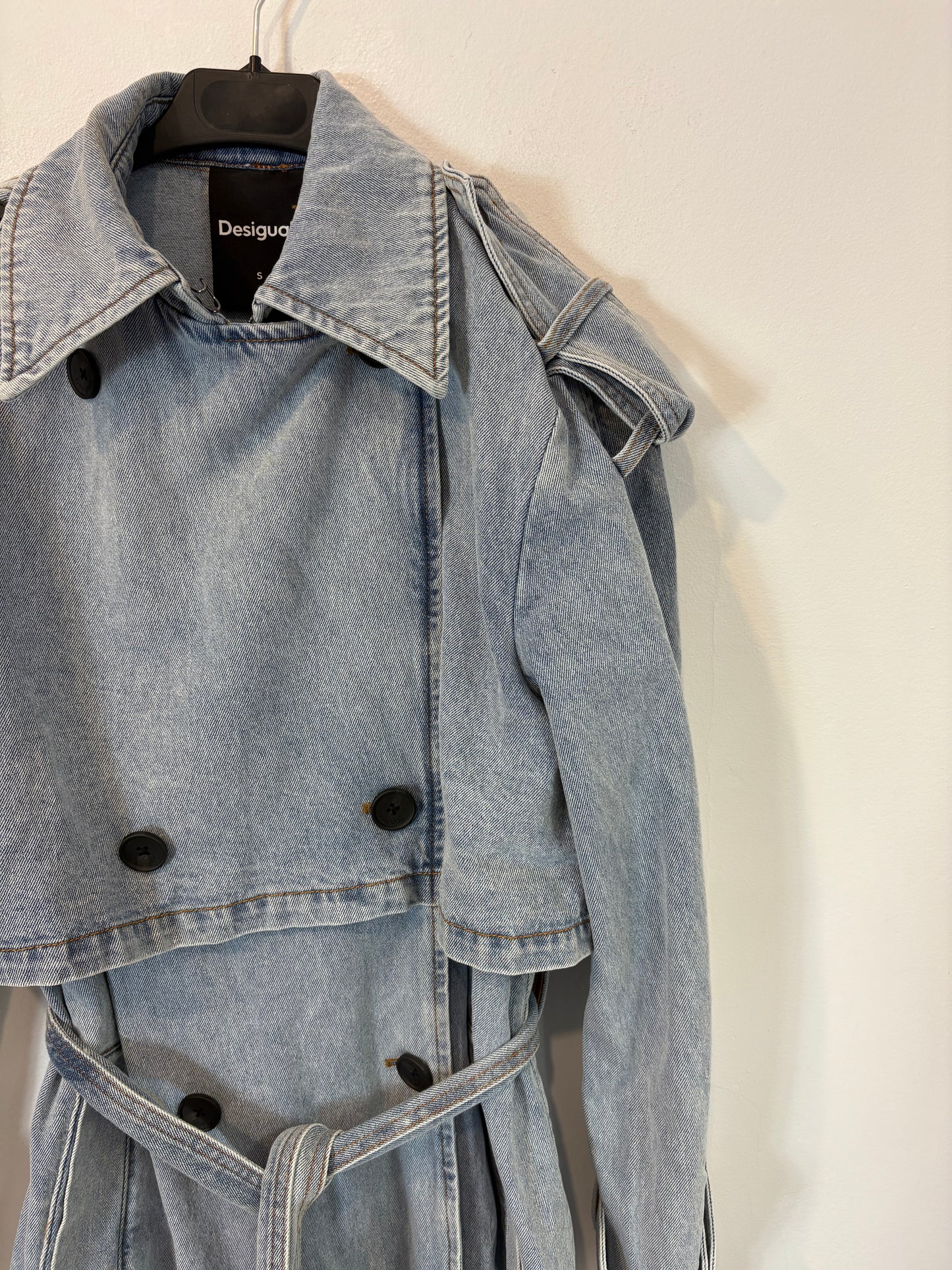 DESIGUAL. Gabardina denim