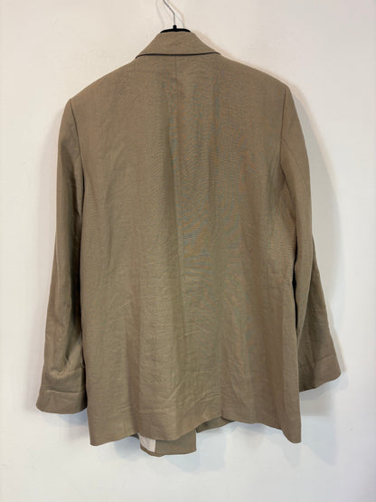 ZARA. Blazer color arena con lino y viscosa