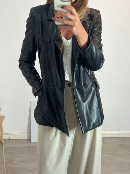CLP. Blazer negra efecto piel. T M