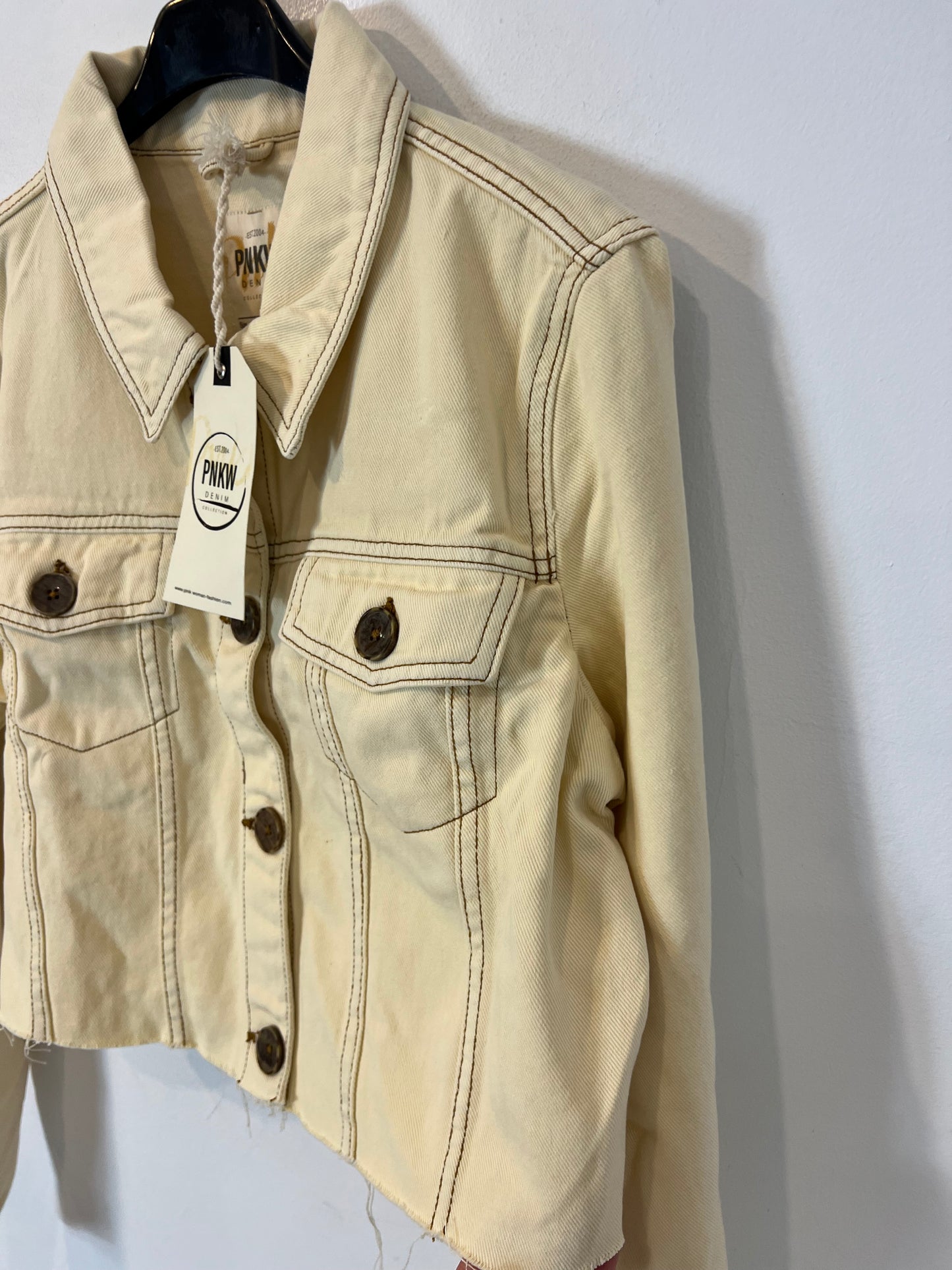 PINK WOMAN. Cazadora crop beige costuras. T L