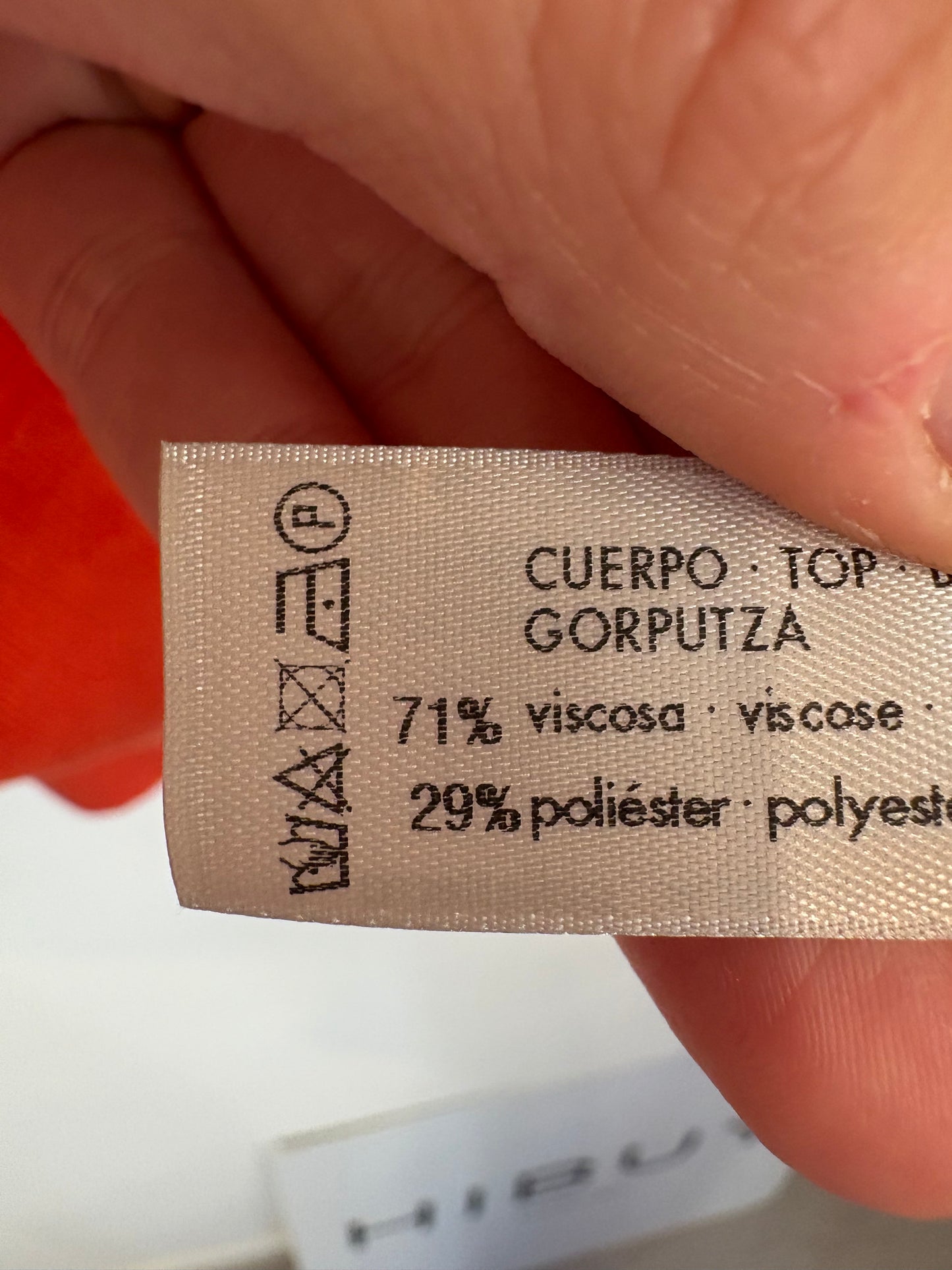 UTERQÜE. Jersey rojo detalle hombros