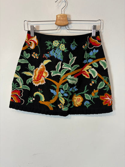 ZARA. Falda negra bordados
