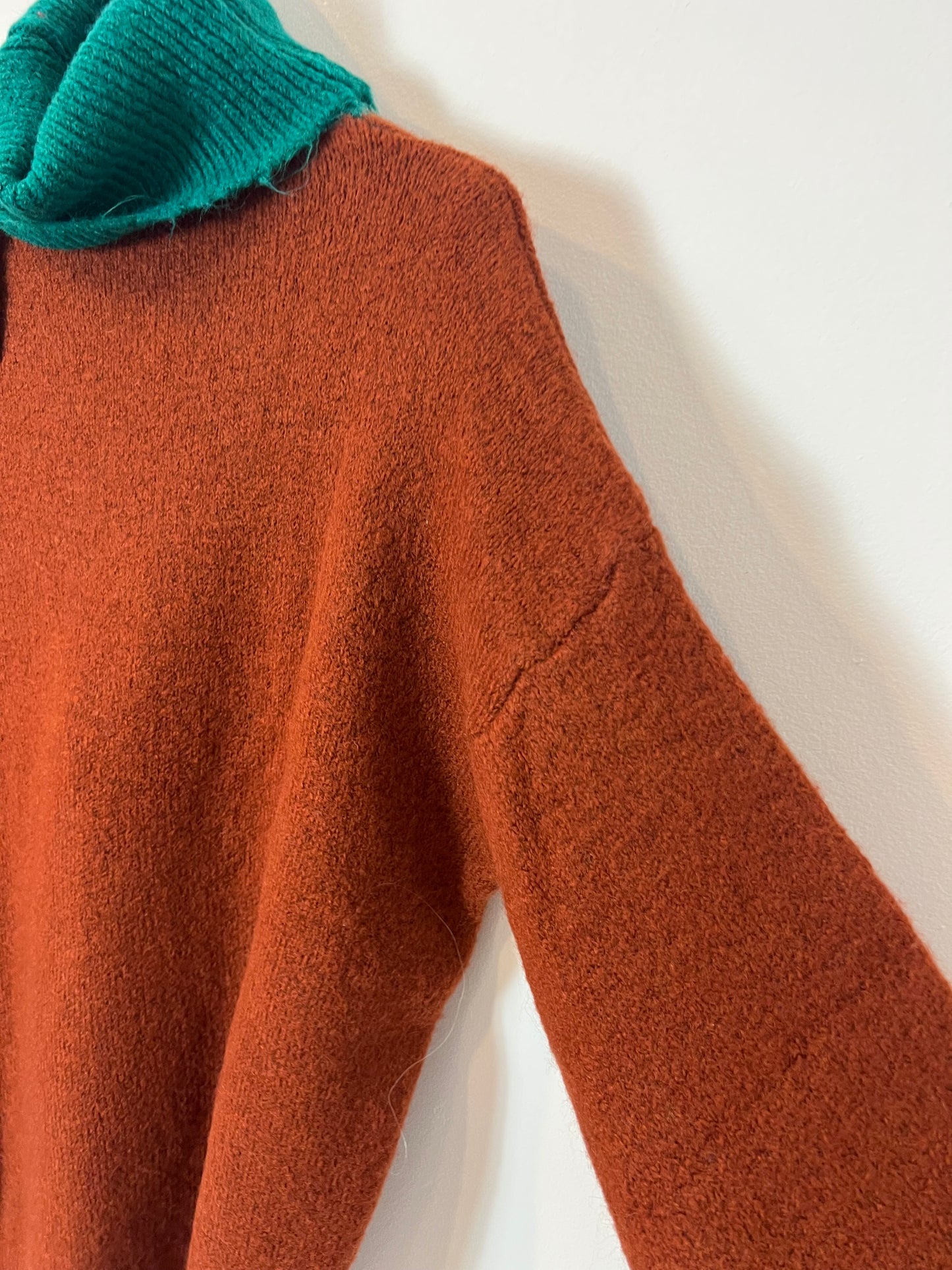 OTHERS. Green turtleneck sweater Tu(m)