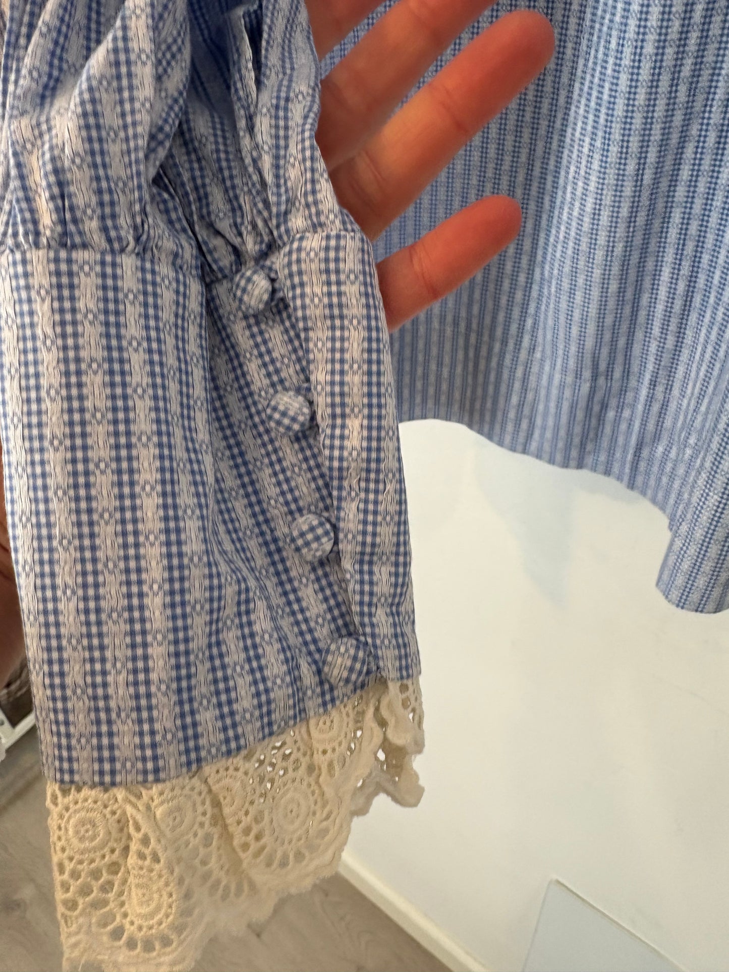 ANDION. Blusa azul detalle cuello