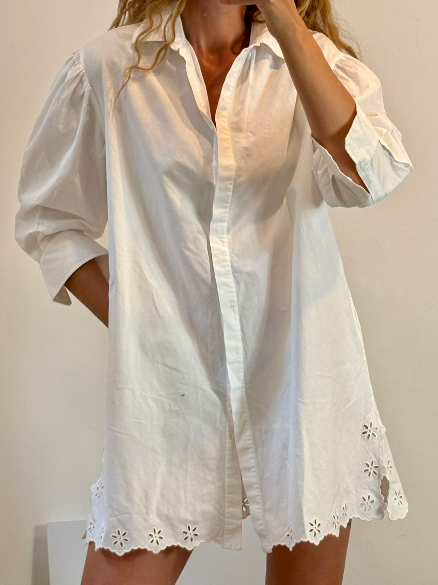 Weekend MAxMARA. Vestido camisero blanco detalle bordado