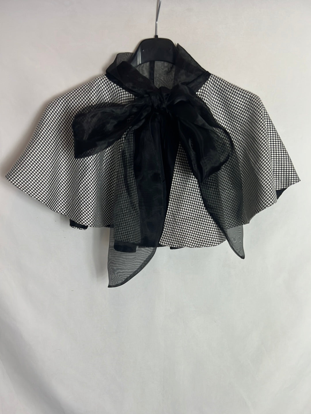 OTRAS. Cuello efecto capa pata de gallo. T U