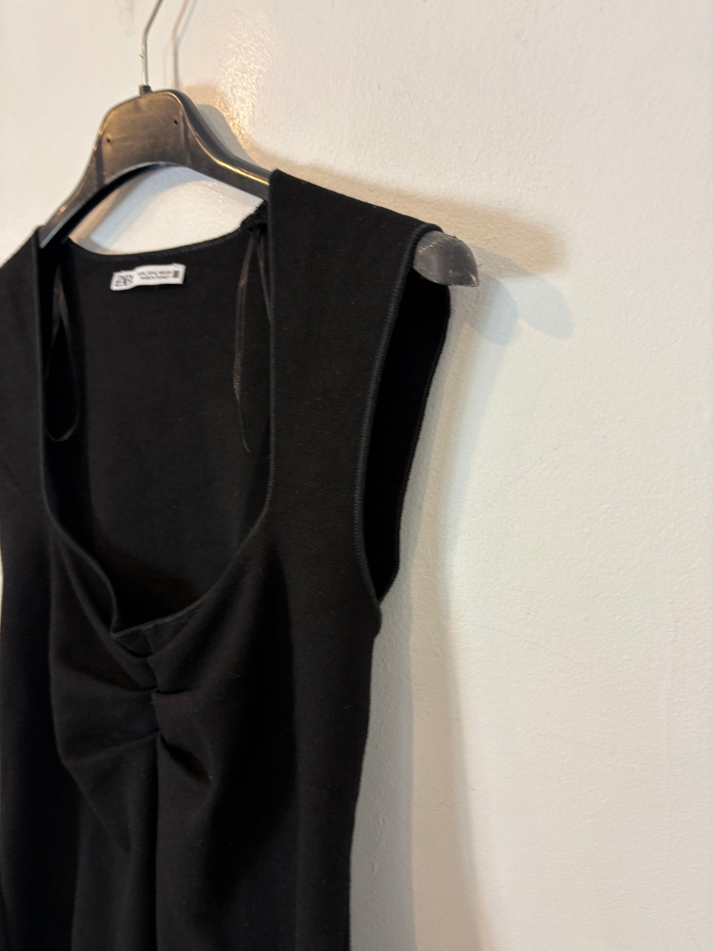 ZARA. Top negro punto elástico. T L