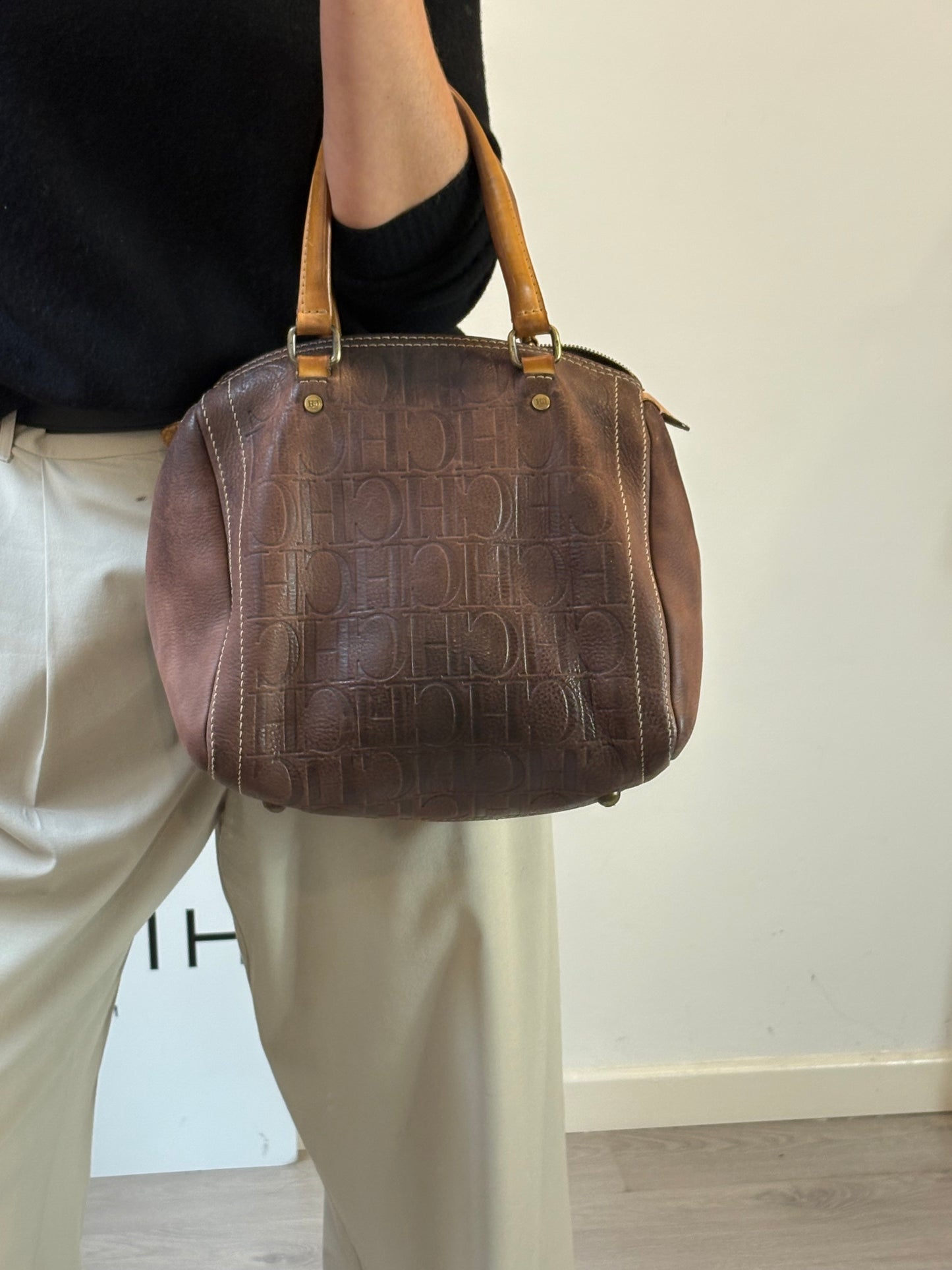 CAROLINA HERRERA. Bolso de mano marrón anagrama