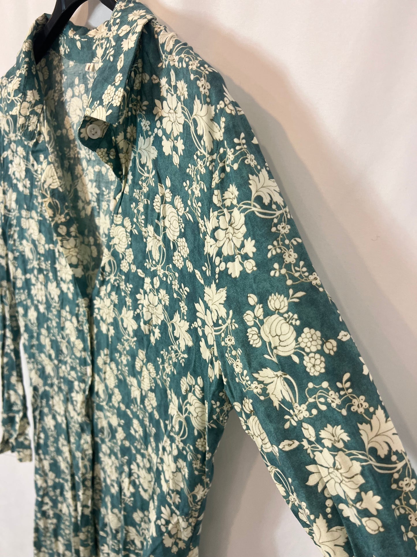 OTRAS. Vestido largo camisero azul flores. T M