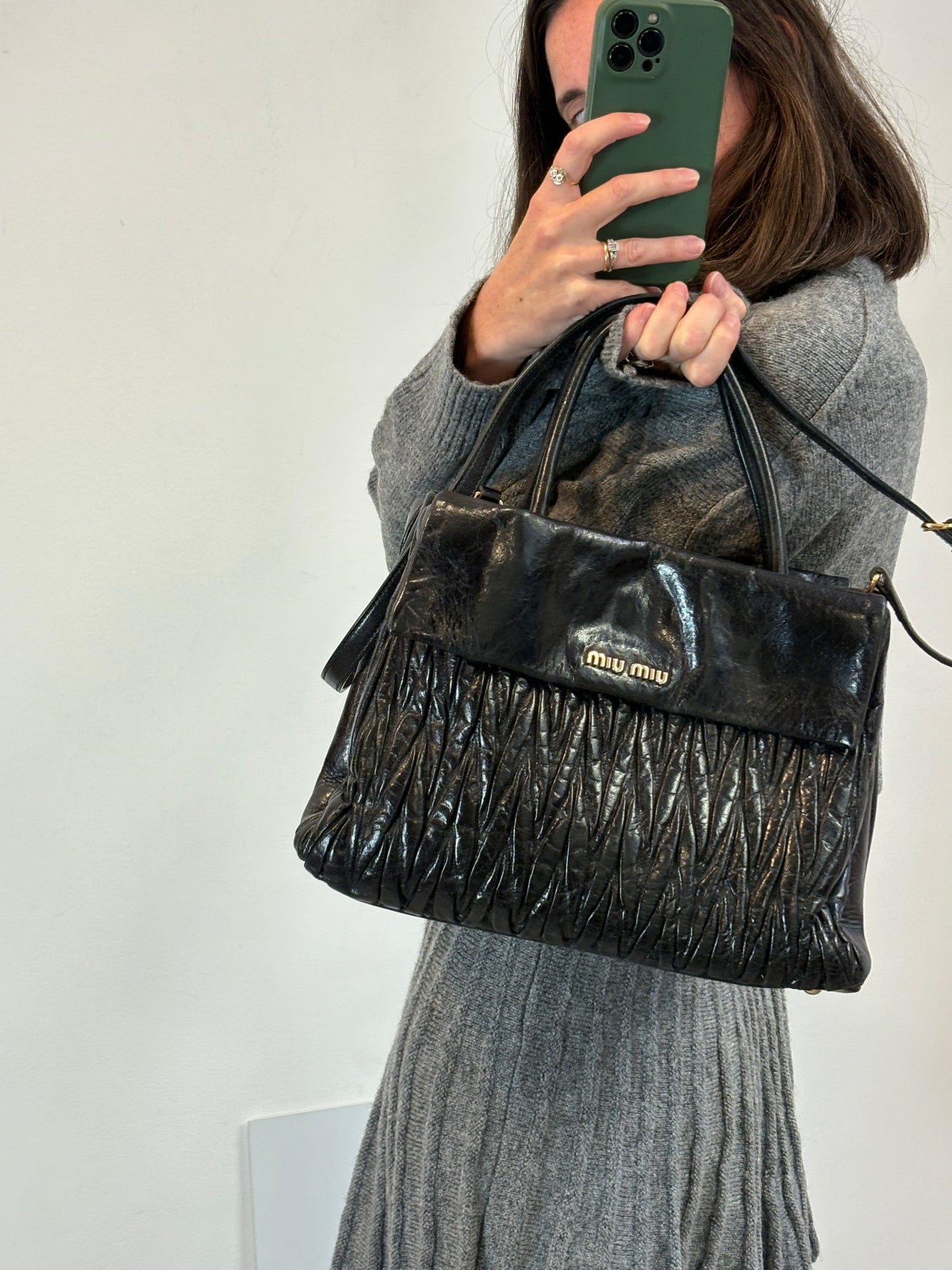 MIU MIU. Bolso matelassé piel negro