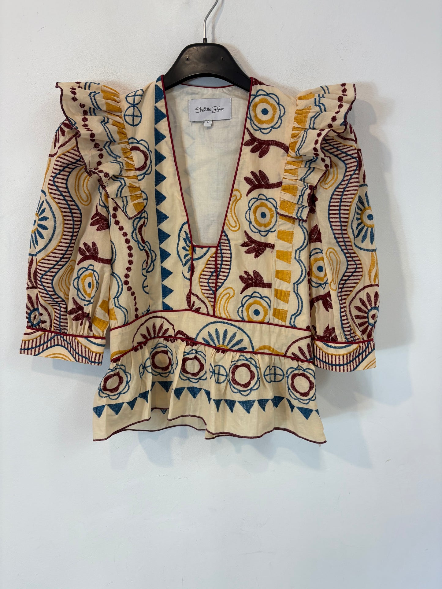 CHARLOTTE BLAZ. Conjunto top y falda bordados