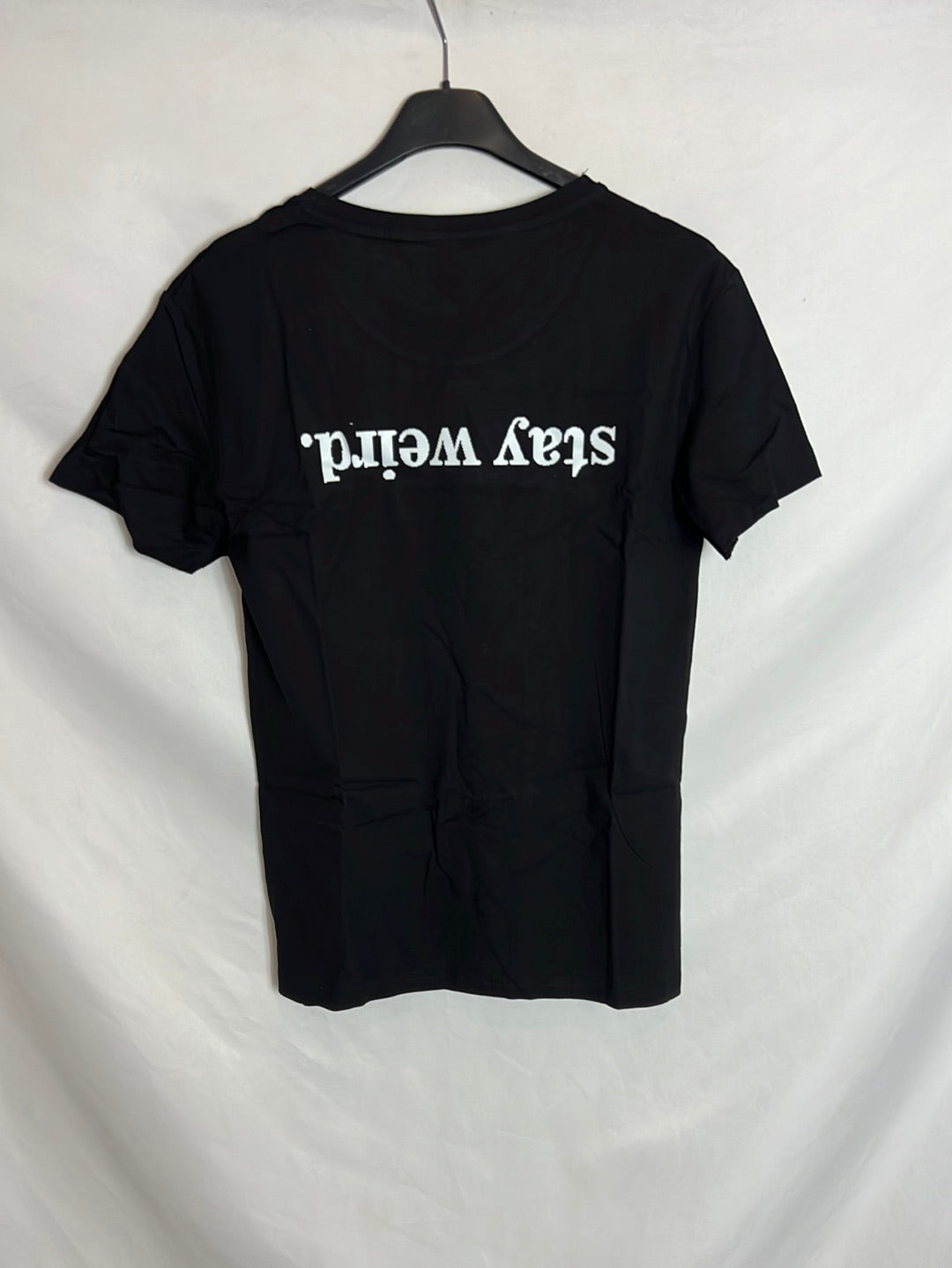 OTRAS. Camiseta negra letras. T M