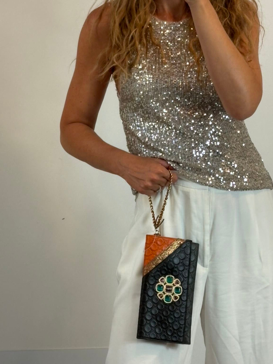 V 73. ELISABETTA ARMELLIN. Pochette de cuero detalle broche