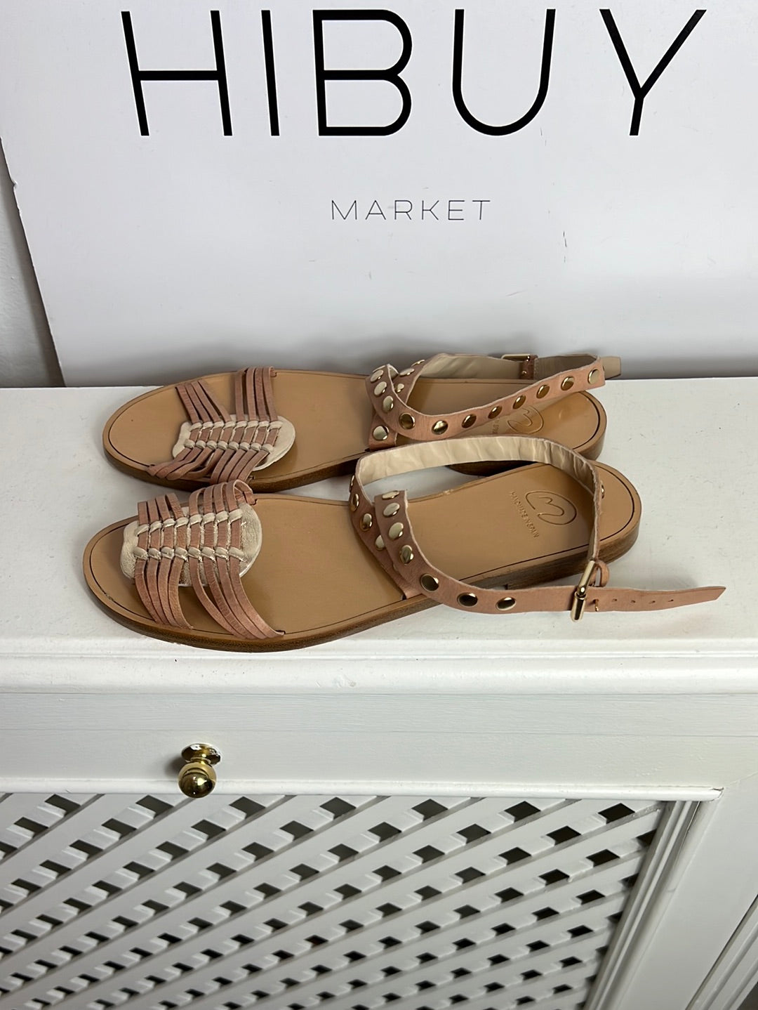 MICUIR. Sandalia plana piel tachuelas. T 37