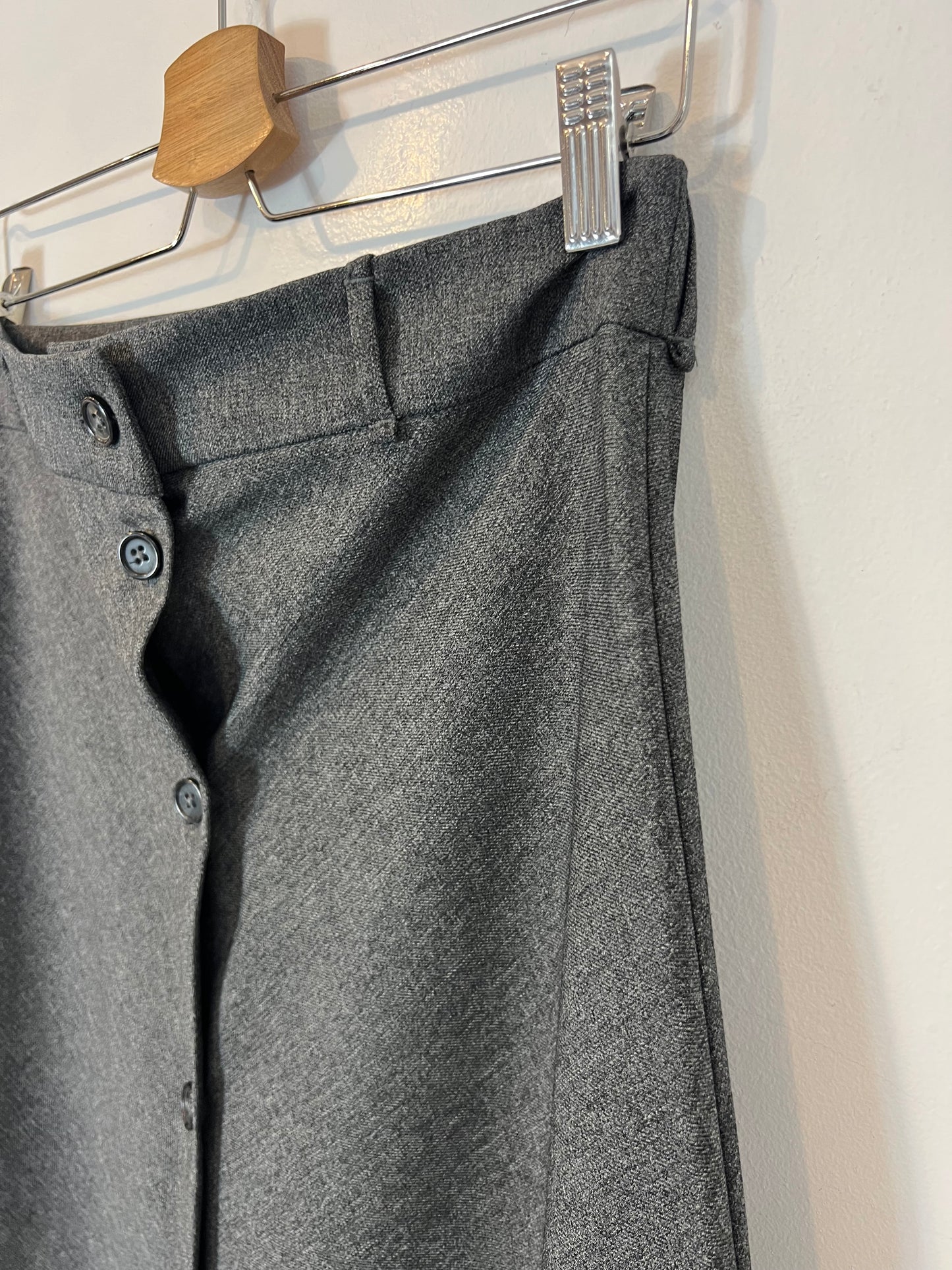 MANGO. Falda midi gris abotonada T.m
