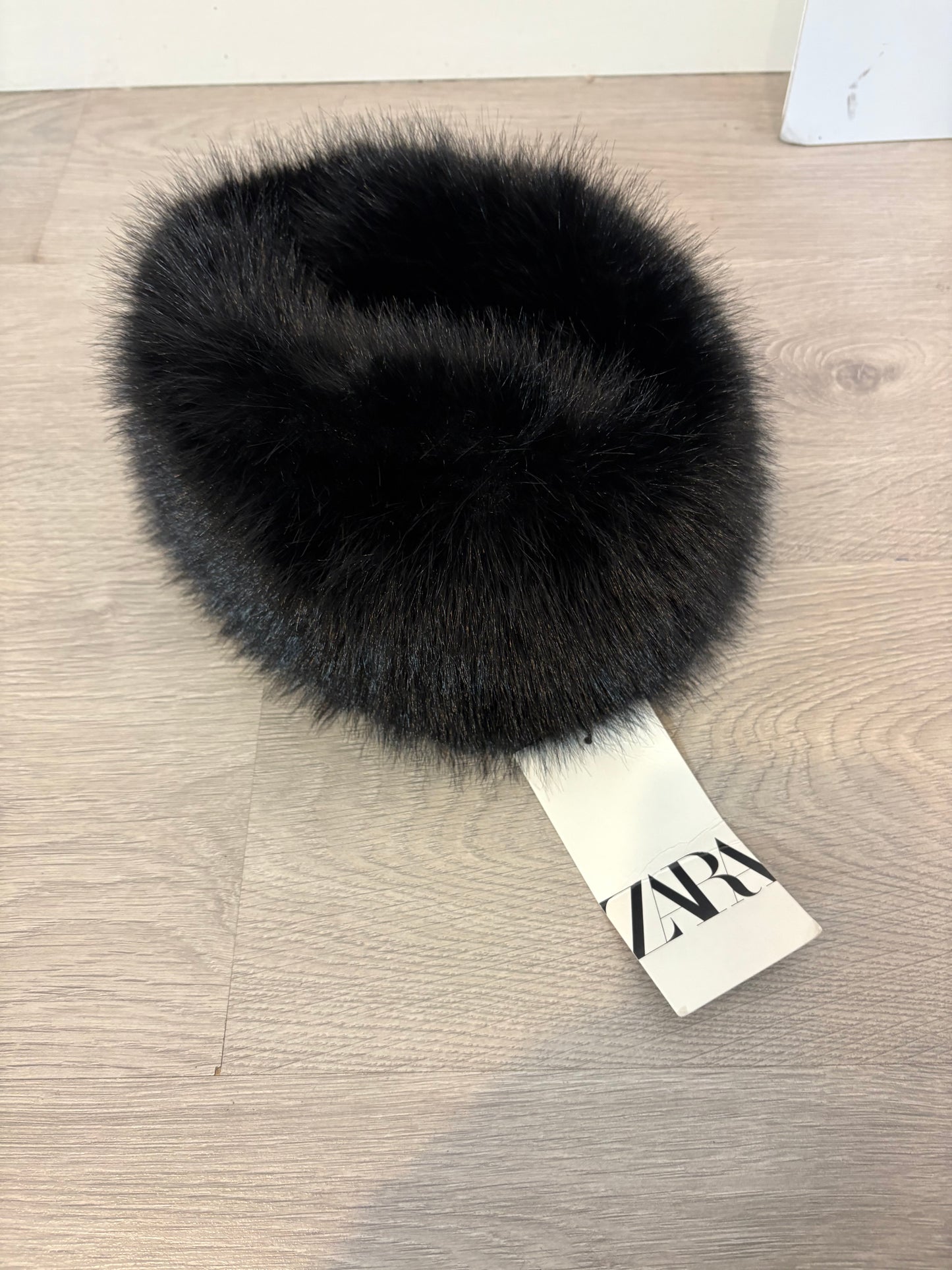 ZARA. Gorro negro pelo