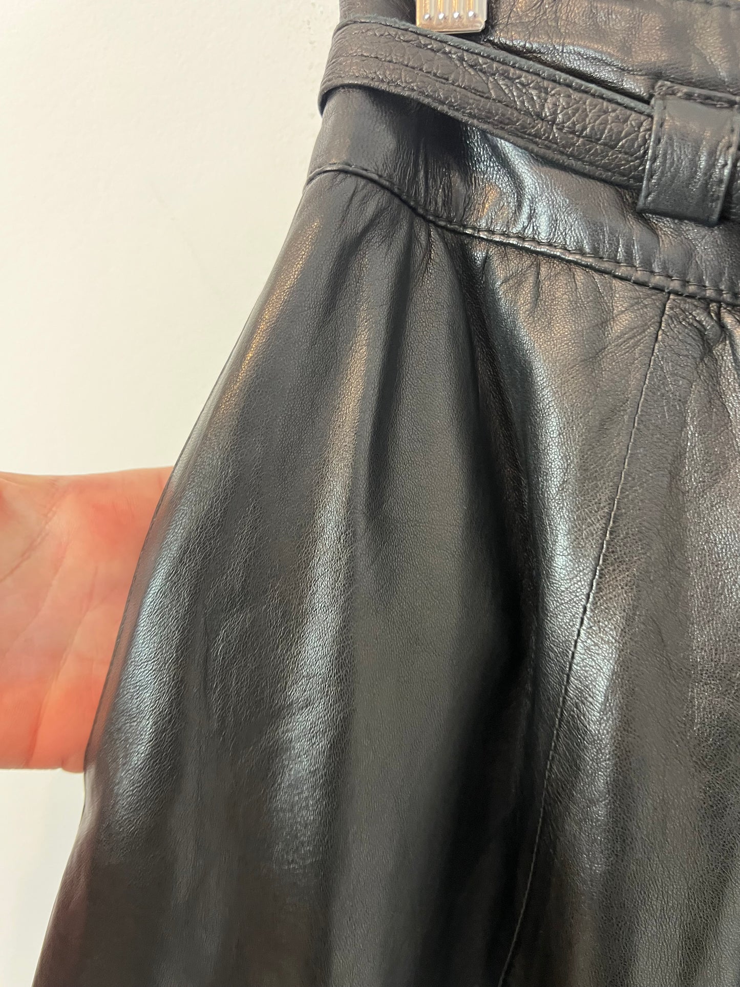 OTRAS. Falda midi piel. T M