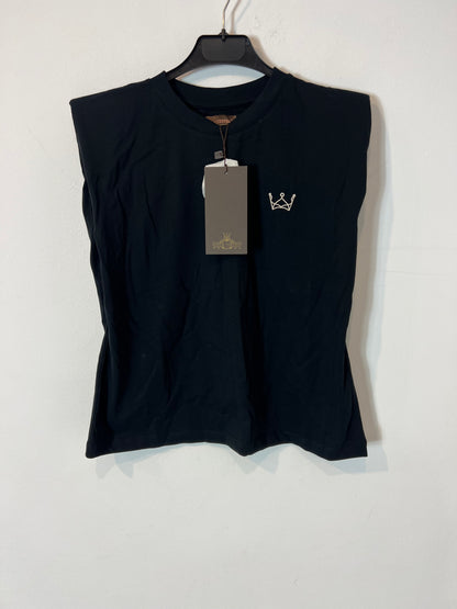 IQ. Camiseta negra detalle espalda. T S