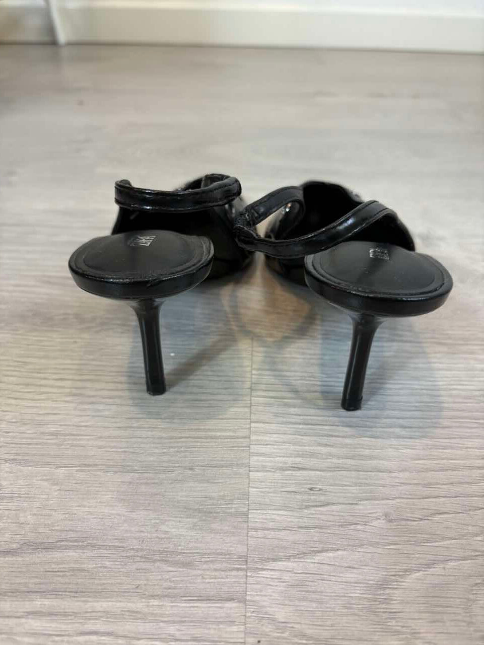 ZARA. Tacones destalonado tachuelas piel. T 38
