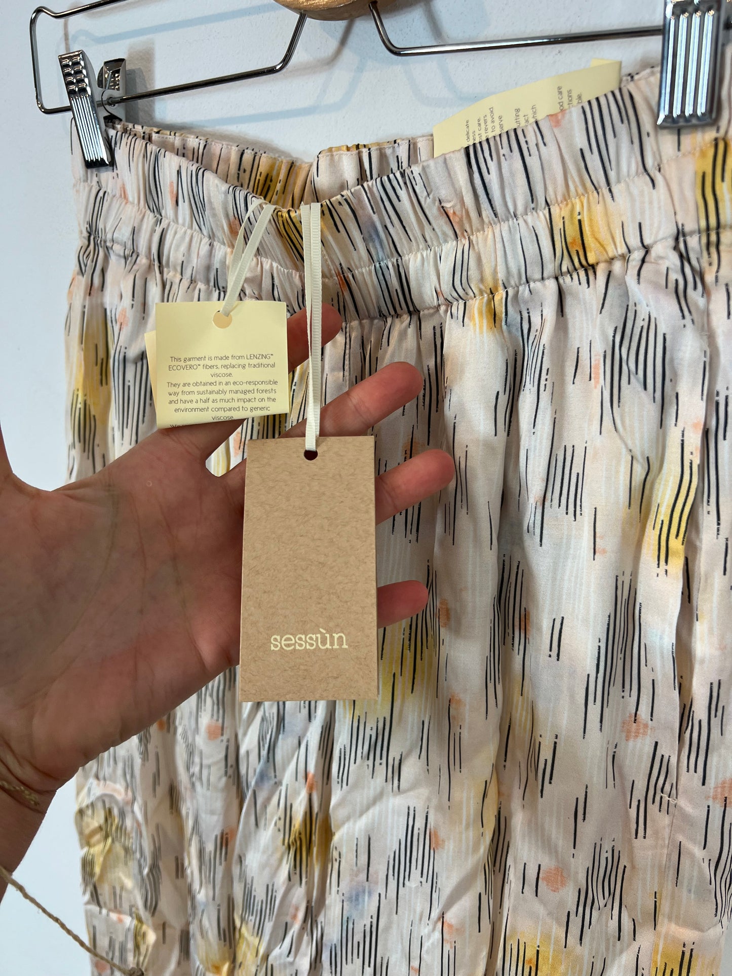 SESSÚN. Total look beige estampado T.s