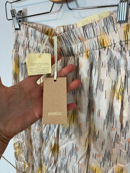 SESSÚN. Total look beige estampado T.s