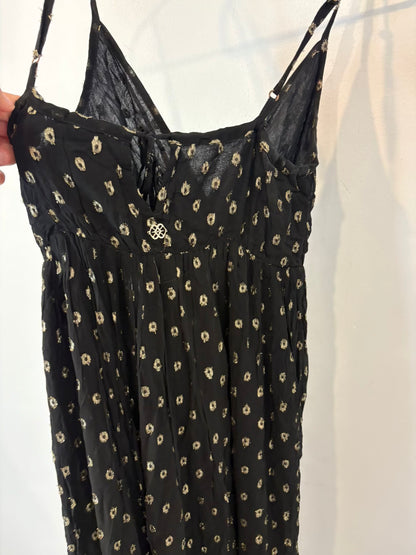 CUPLÉ. Vestido largo negro vaporoso detalles dorados