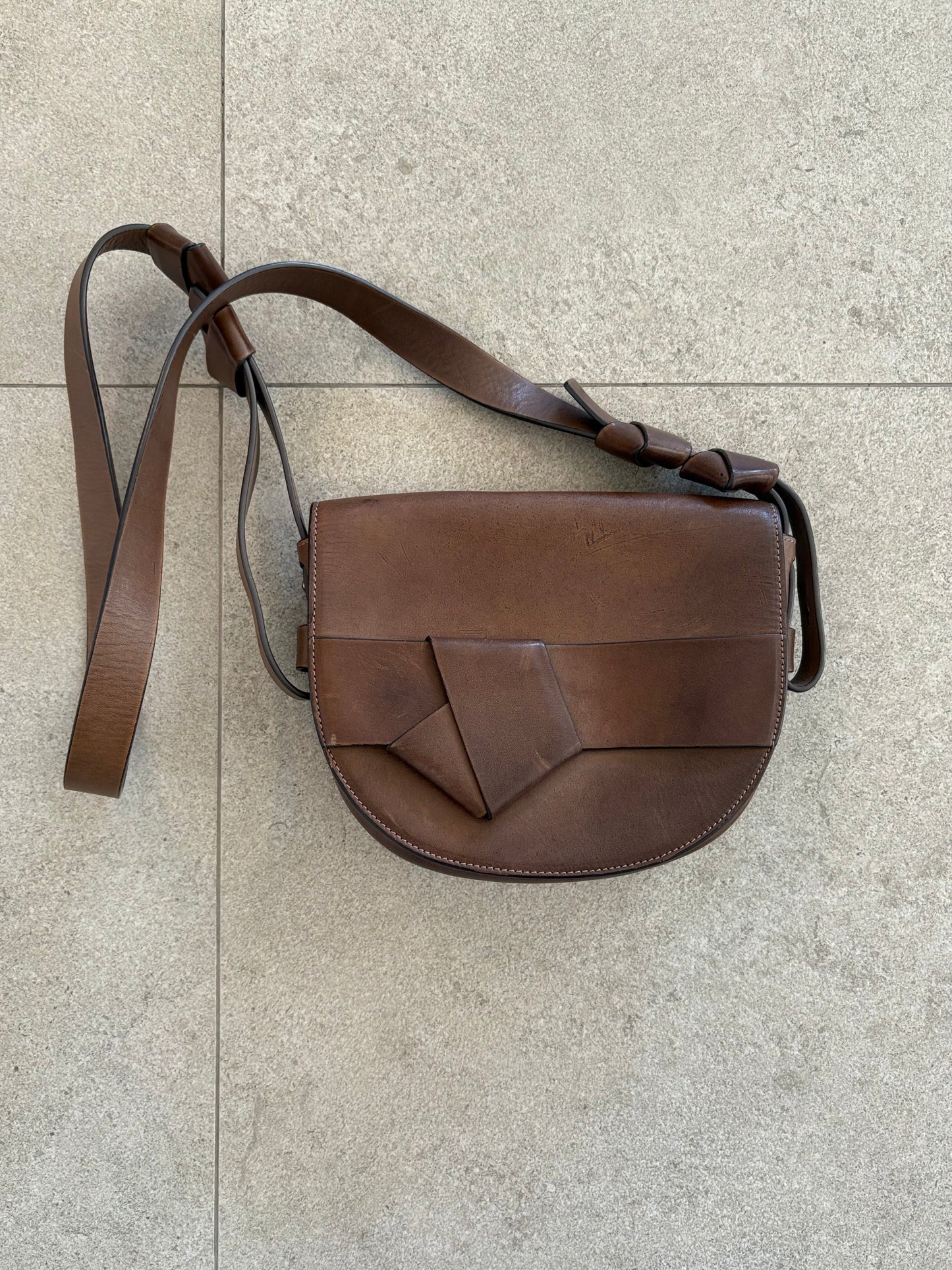 MALABABA. Bolso marrón piel asa larga