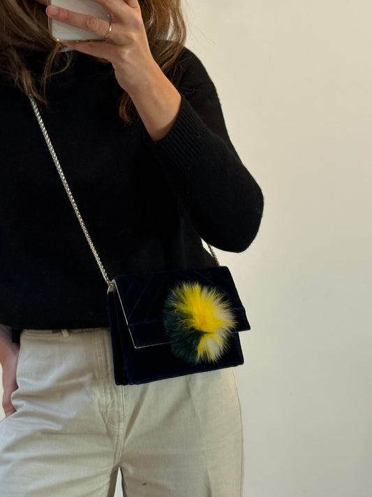 TITA MADRID.Bolso azul terciopelo pompón