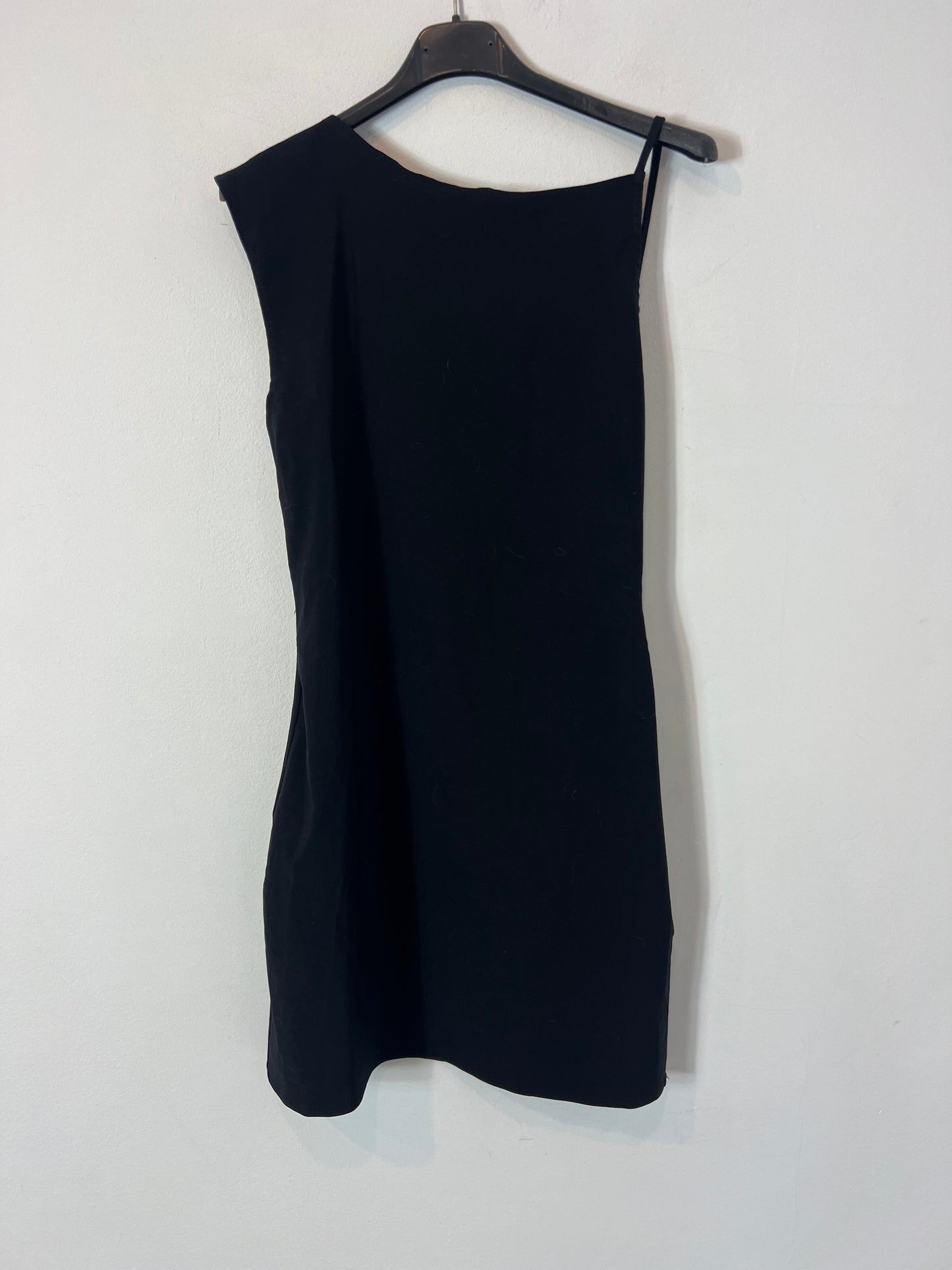 PULL&BEAR. Vestido corto negro elástico. T M