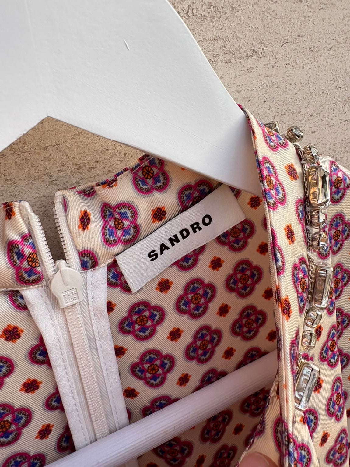 SANDRO. Vestido corto estampado detalle cuello