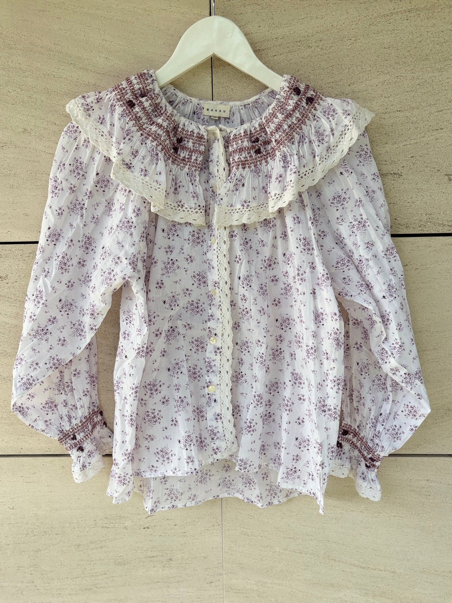 MAKSU. Blusa estampada cuello bordados